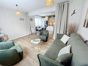 Bel appartement rénové au cœur de Jullouville, 100m de la plage, 1 chambre, 4 couchages, parking privé - FR-1-361-72